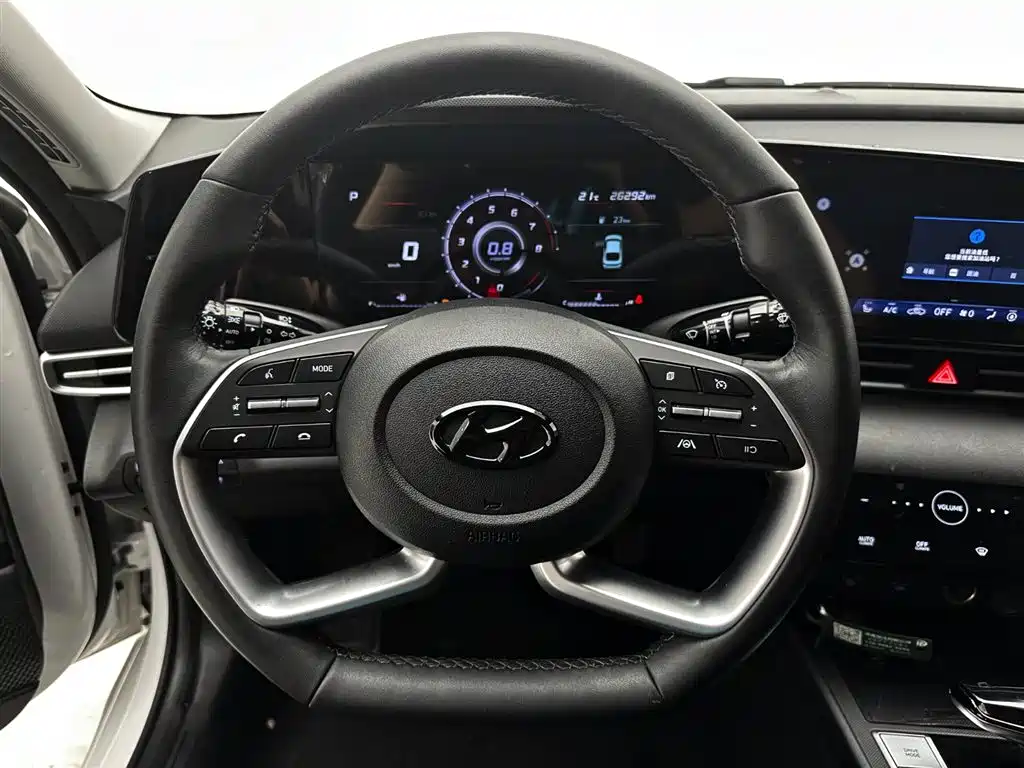 Hyundai Elantra 2022 1.5L CVT LUX Premium Edition