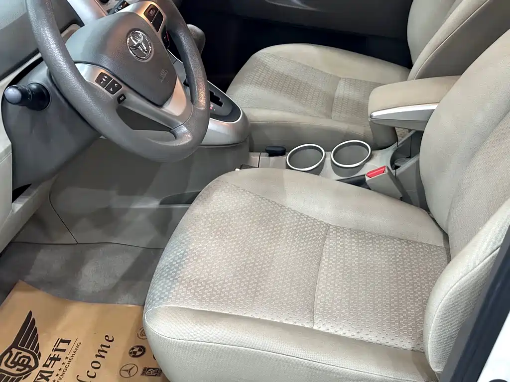 Yizhi 2015 180E CVT Crossover Edition
