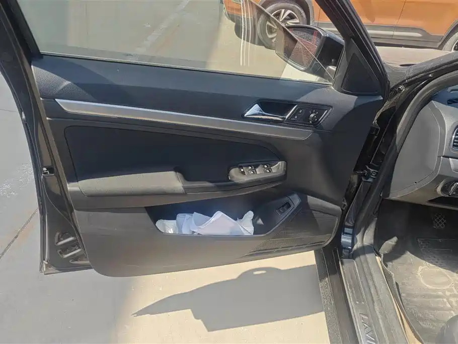 Volkswagen Lavida 2015 1.6L Manual Style Edition