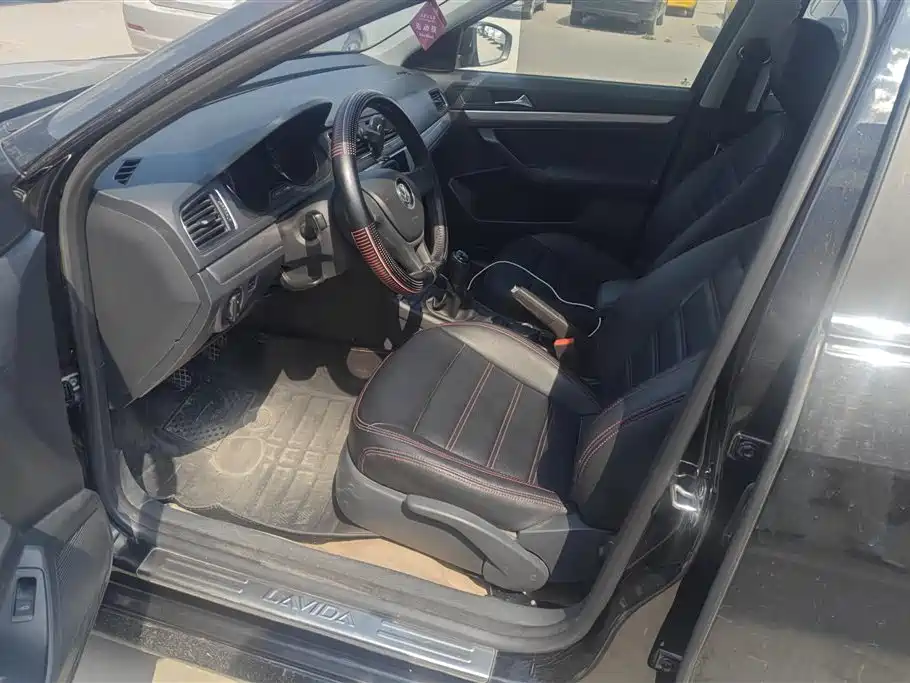 Volkswagen Lavida 2015 1.6L Manual Style Edition
