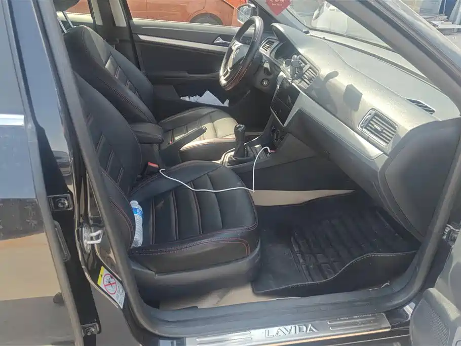 Volkswagen Lavida 2015 1.6L Manual Style Edition