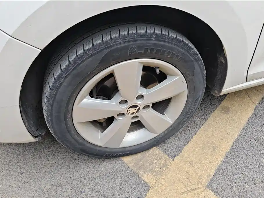 Skoda Rapid 2015 1.6L Manual Zhixuan