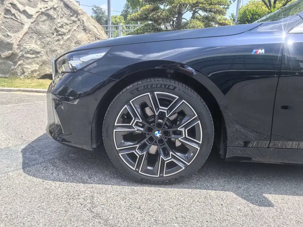BMW 5 Series 2026 530Li Exclusive M Sport Package - фото 8