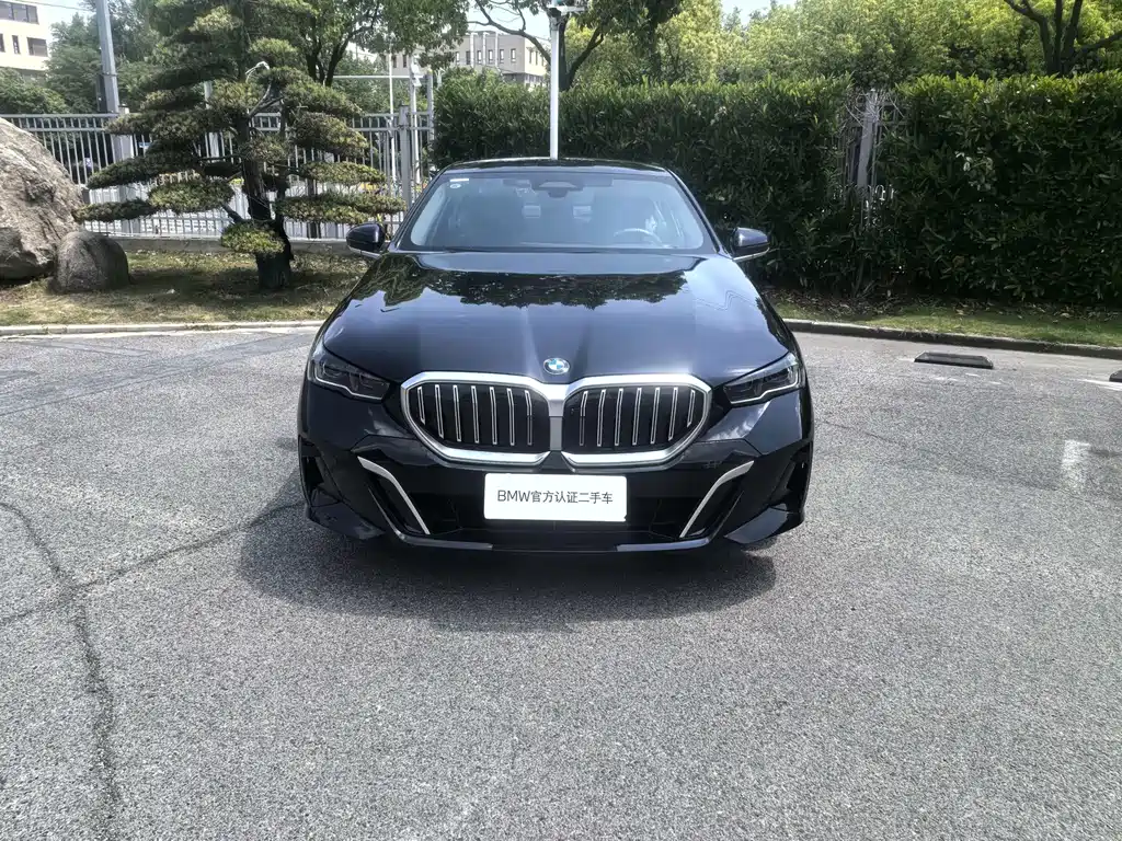 BMW 5 Series 2026 530Li Exclusive M Sport Package - фото 2