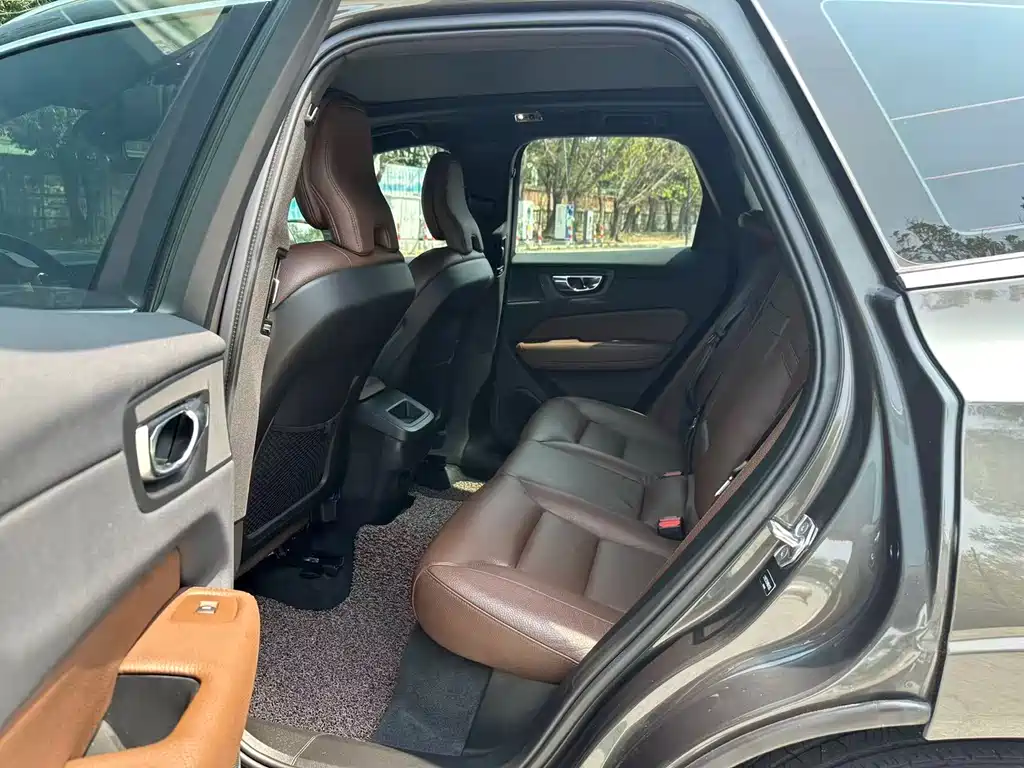 Volvo XC60 2021 T5 AWD Momentum