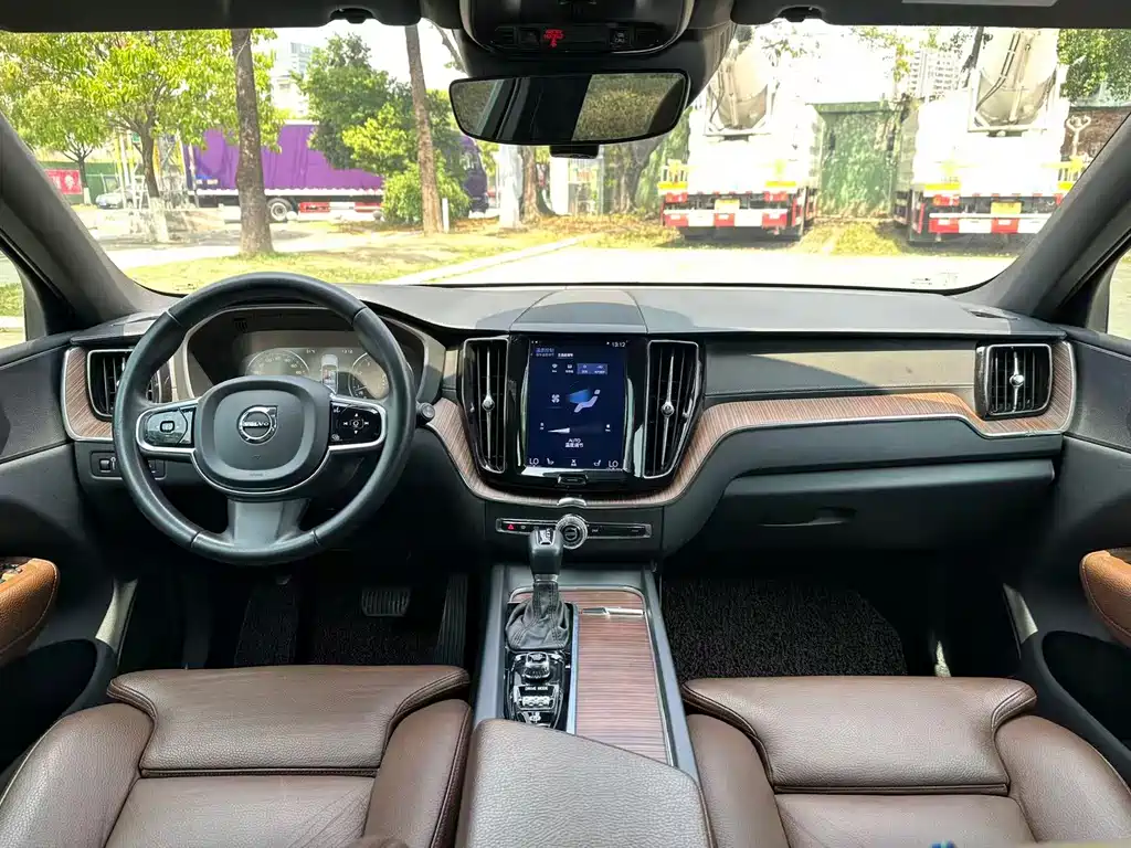 Volvo XC60 2021 T5 AWD Momentum
