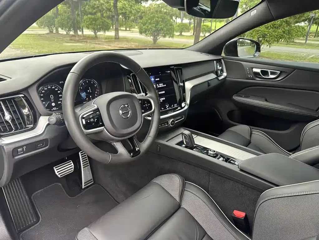 Volvo V60 2021 B5 R-Design
