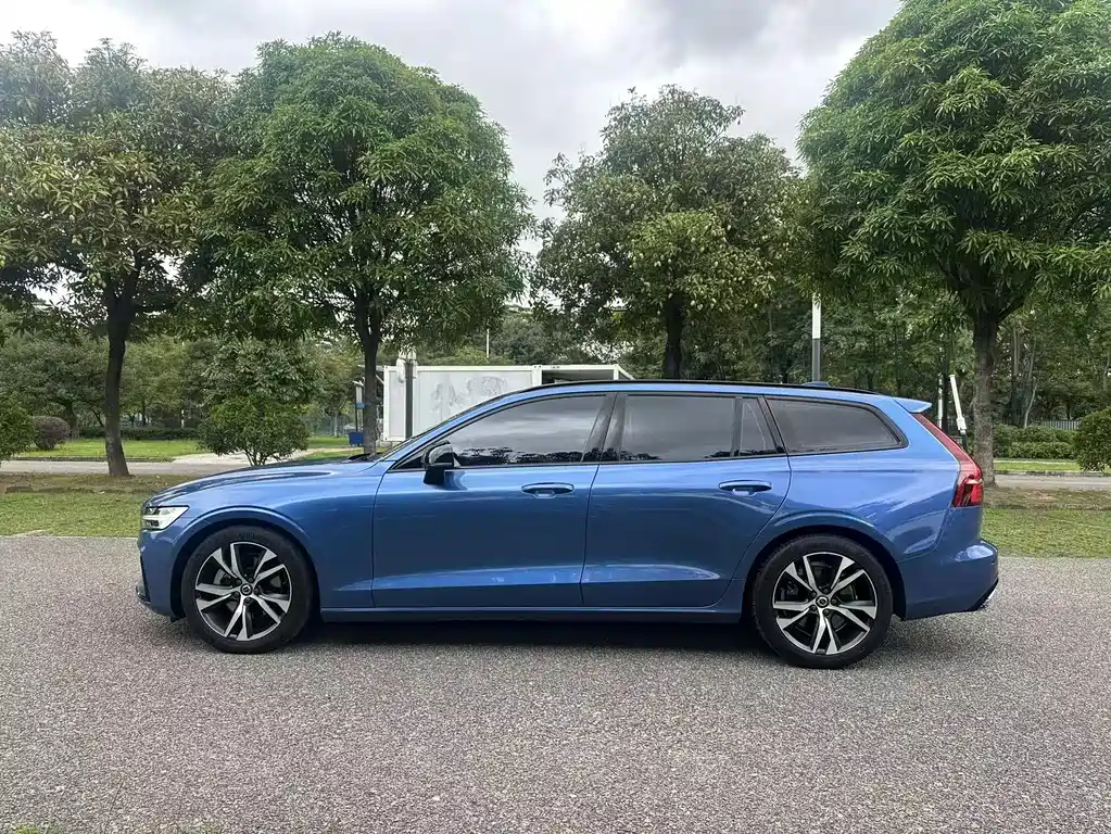 Volvo V60 2021 B5 R-Design