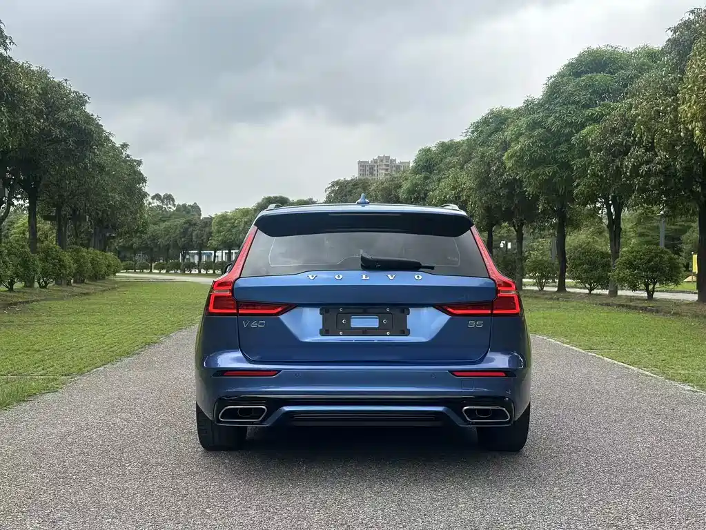 Volvo V60 2021 B5 R-Design