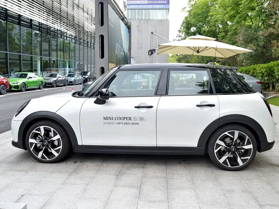 MINI Cooper S 5-door Artist 2025