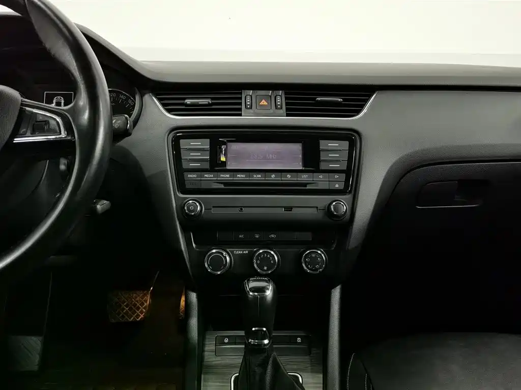 Skoda Octavia 2017 1.6L Automatic Zhixing Edition