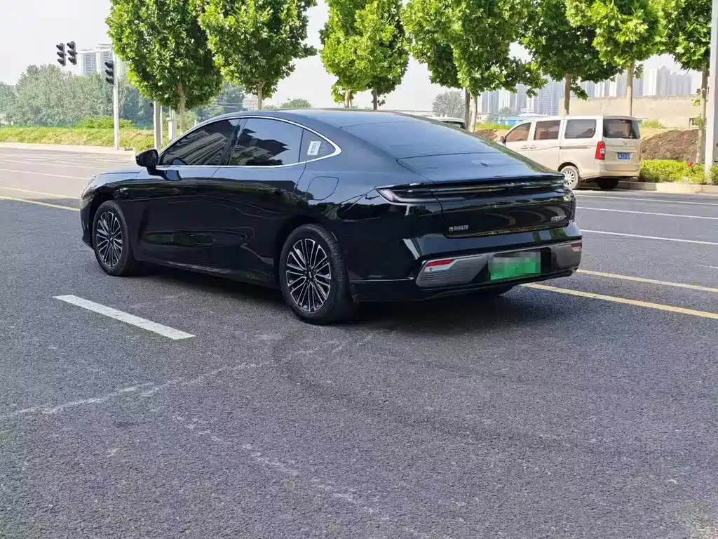 Geely Galaxy Starship 8 2025 130km EM-i Premium Edition