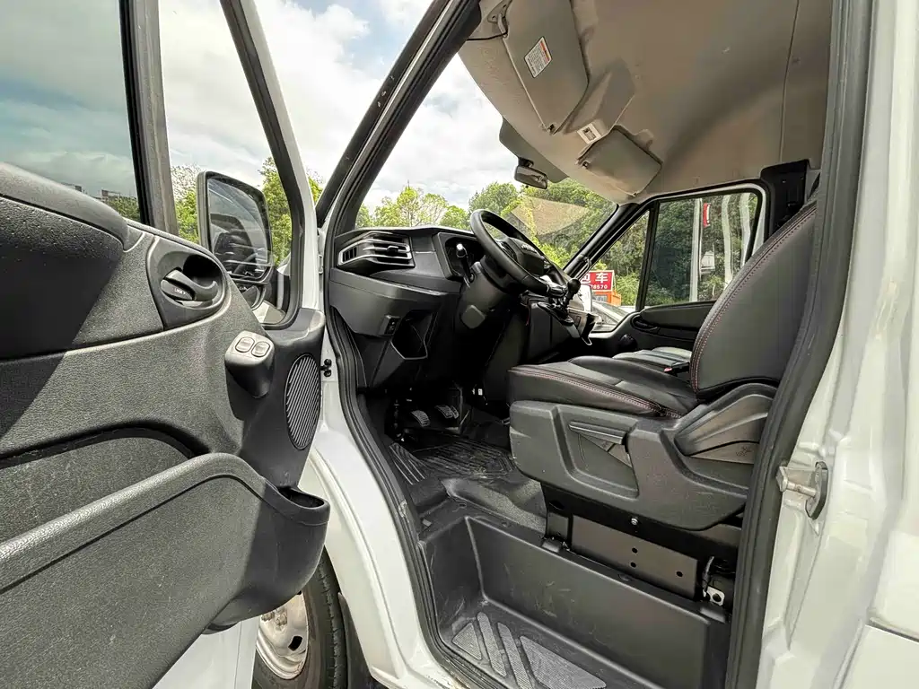 JMC Fushun 2023 2.0T Manual Short Wheelbase Medium Roof Commercial Multi-Purpose Vehicle 6-Seater