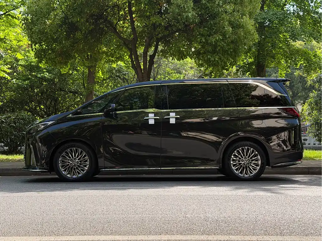 Lexus LM 500h 6-Seater Supreme Edition