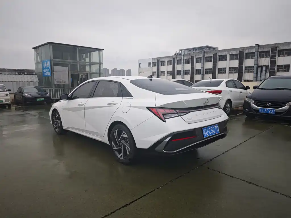 Hyundai Elantra 2023 1.5L CVT LUX Premium Edition