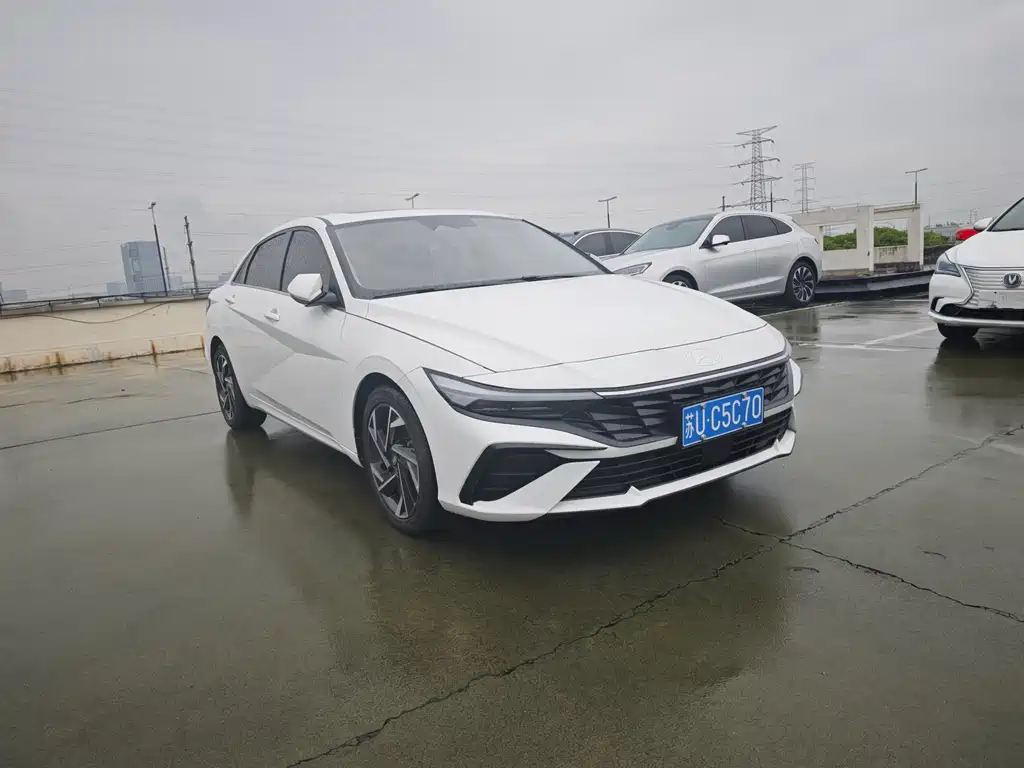 Hyundai Elantra 2023 1.5L CVT LUX Premium Edition