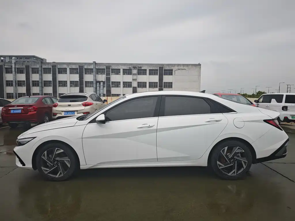 Hyundai Elantra 2023 1.5L CVT LUX Premium Edition