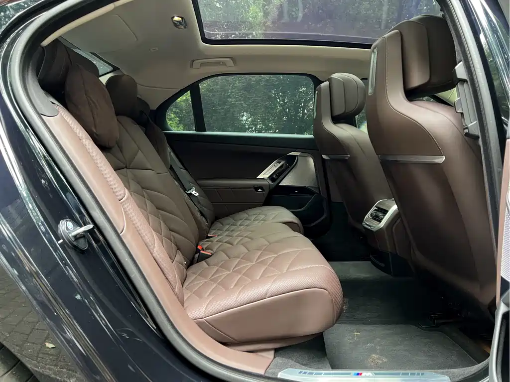 BMW 7 Series 2023 735Li M Sport Package