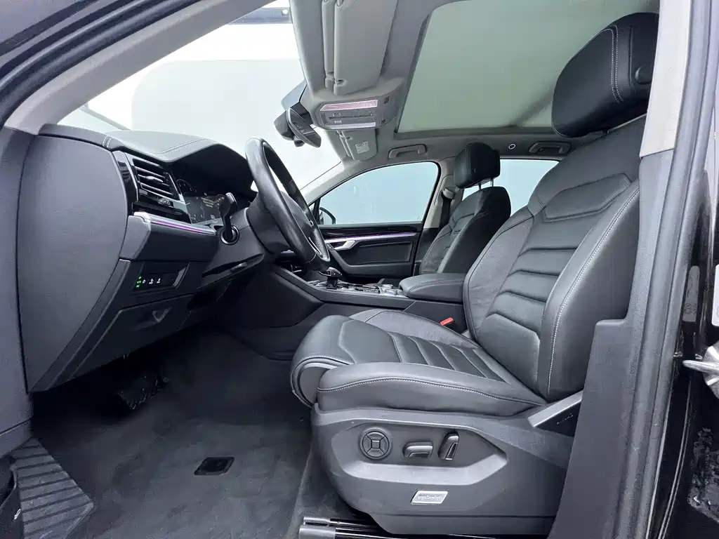Volkswagen Touareg 2021 3.0TSI R-Line Classic Sport Package
