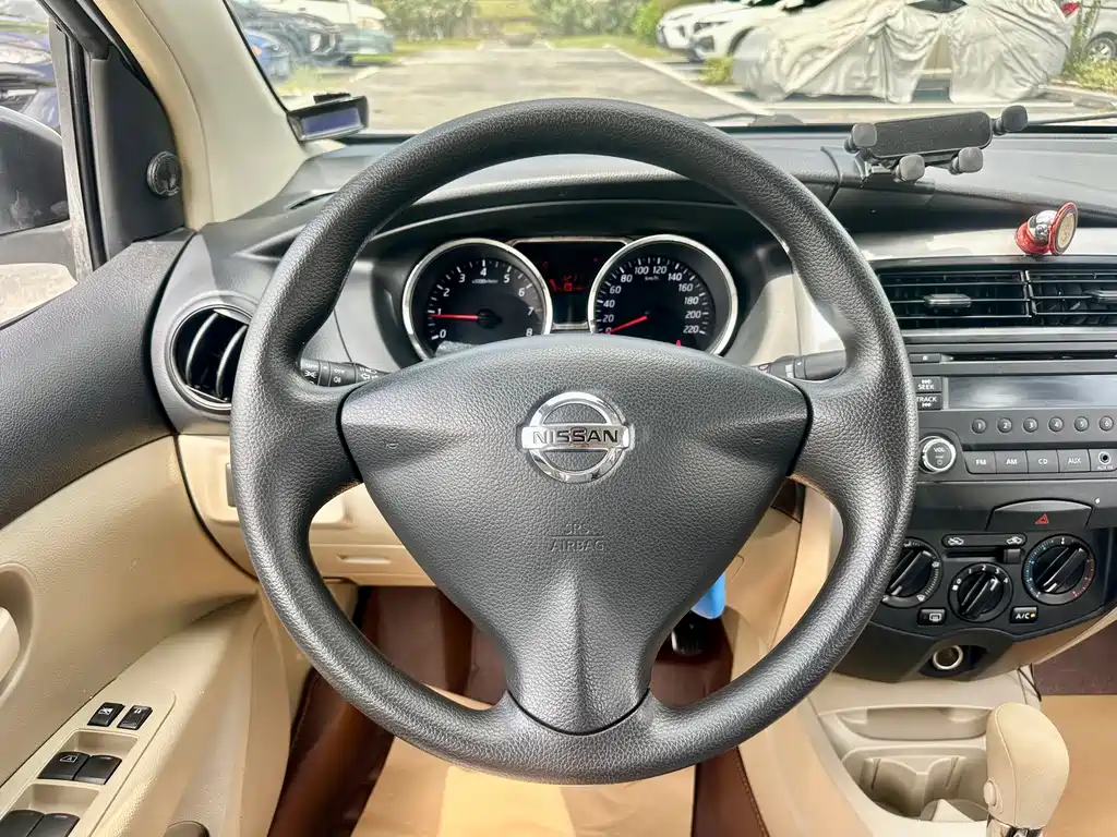 Nissan Livina 2015 1.6 XE CVT Comfort Edition