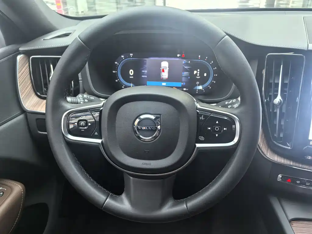 Volvo XC60 2023 B5 AWD Zhiyuan Luxury Edition