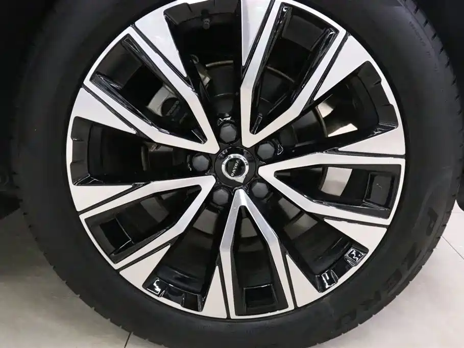 Volvo XC60 2023 B5 AWD Momentum