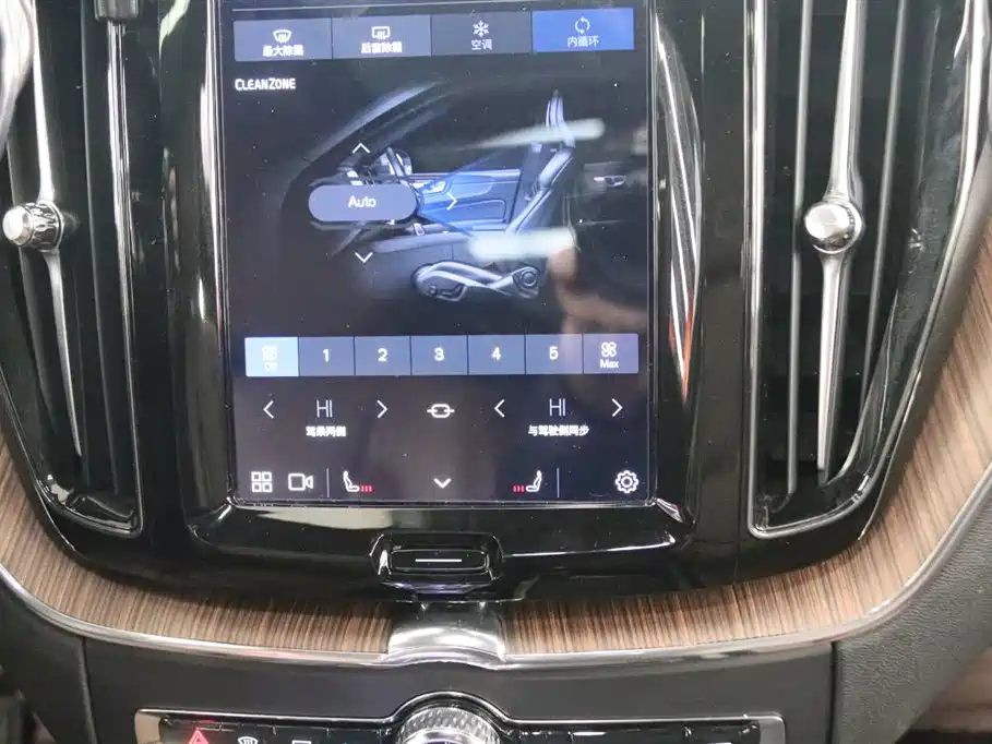 Volvo XC60 2023 B5 AWD Momentum
