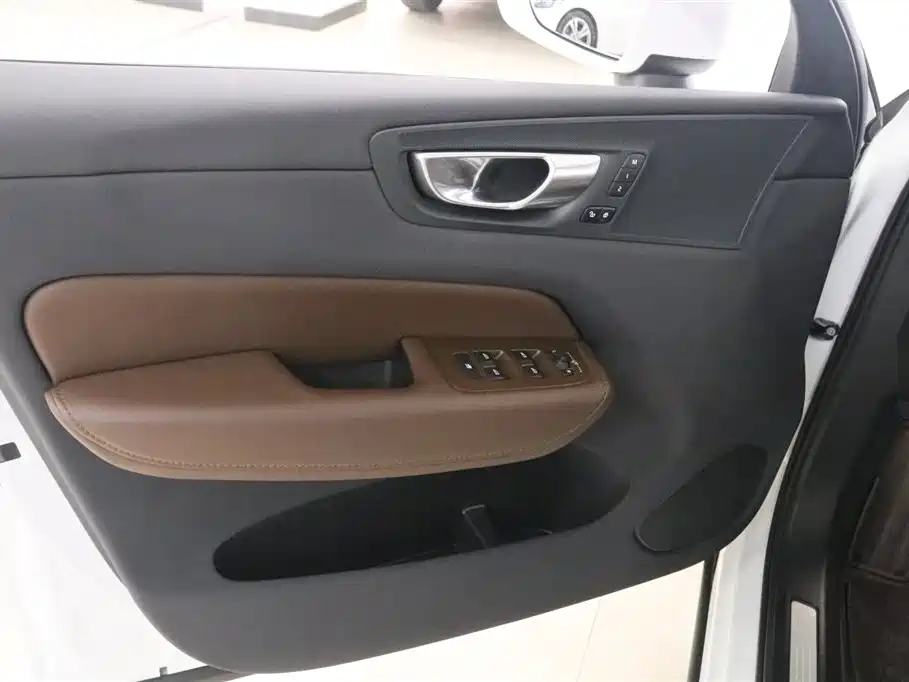 Volvo XC60 2023 B5 AWD Momentum