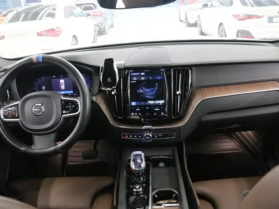 Volvo XC60 2023 B5 AWD Momentum