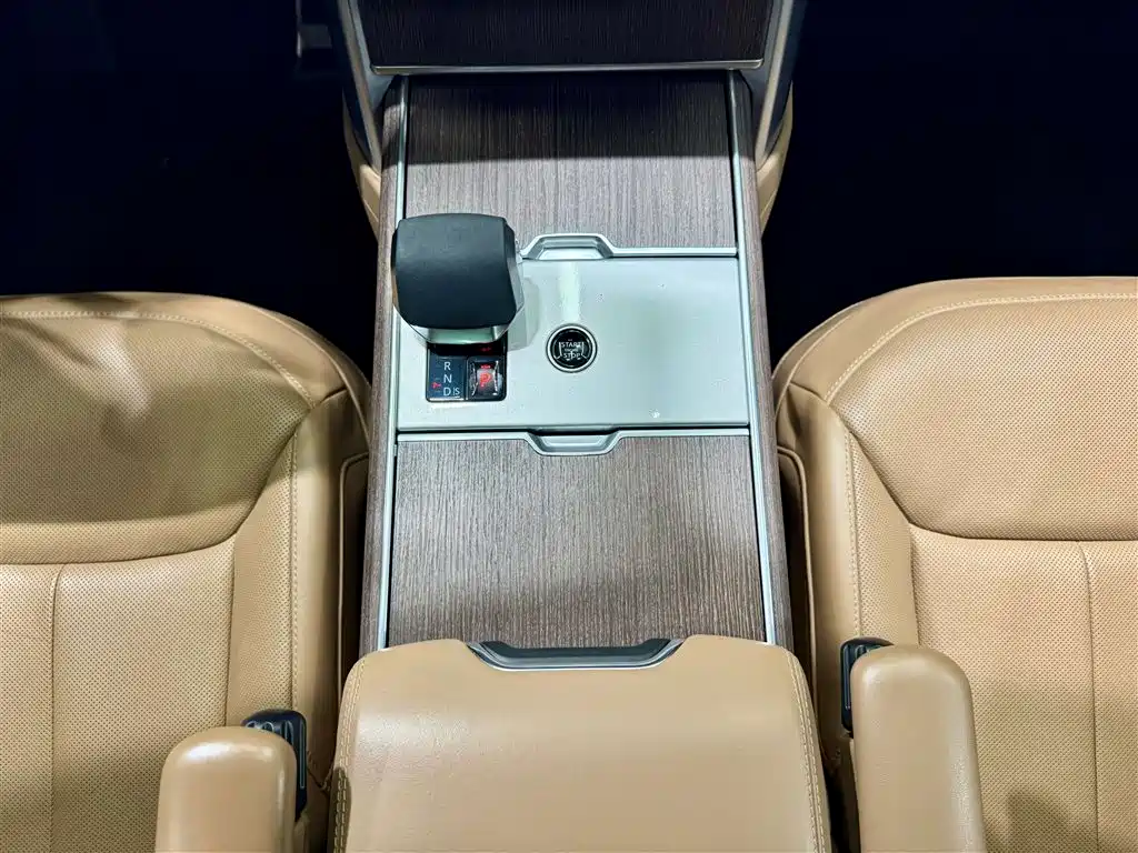 Range Rover 2024 model 3.0 L6 400PS SE LWB 7-seater