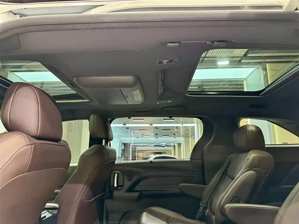 Toyota Sienna 2023 2.5L Hybrid Platinum Edition