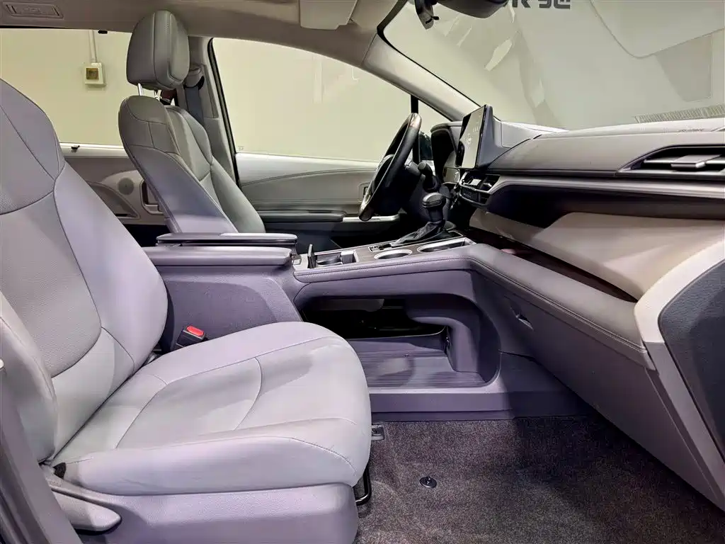 Toyota Granvia 2024 2.5L Hybrid Comfort Edition