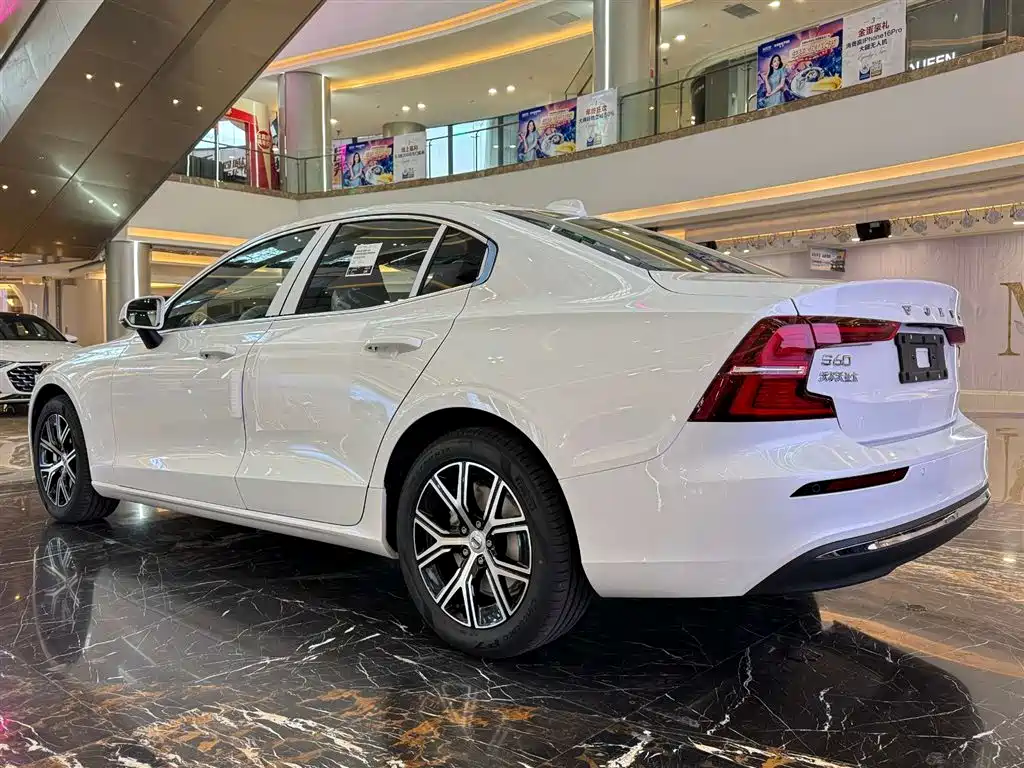 Volvo S60 2026 B4