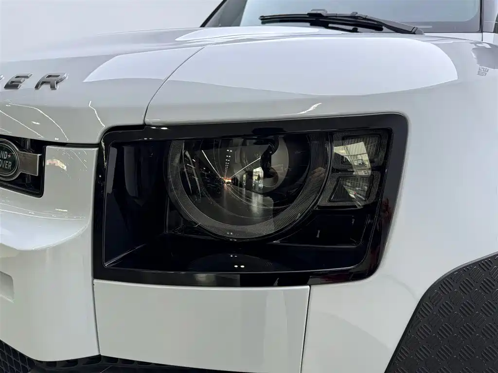 Land Rover Defender 2022 90 2.0T P300