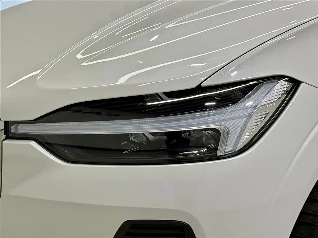 Volvo XC60 2025 B5 AWD Momentum Luxury Edition