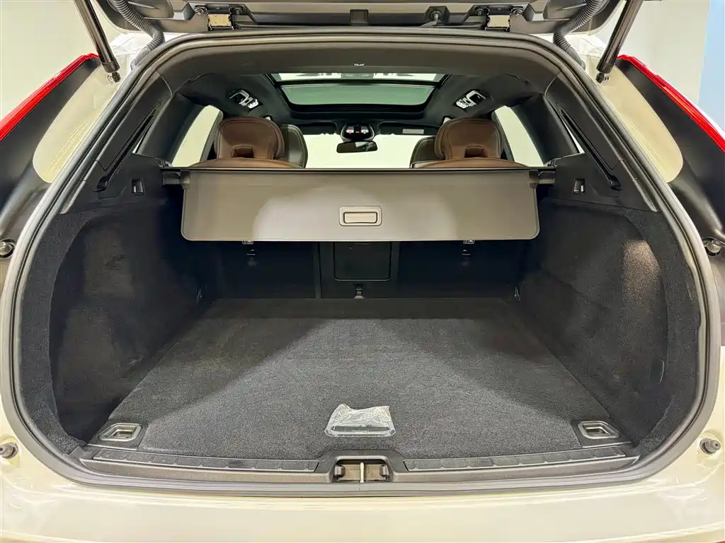 Volvo XC60 2025 B5 AWD Momentum Luxury Edition