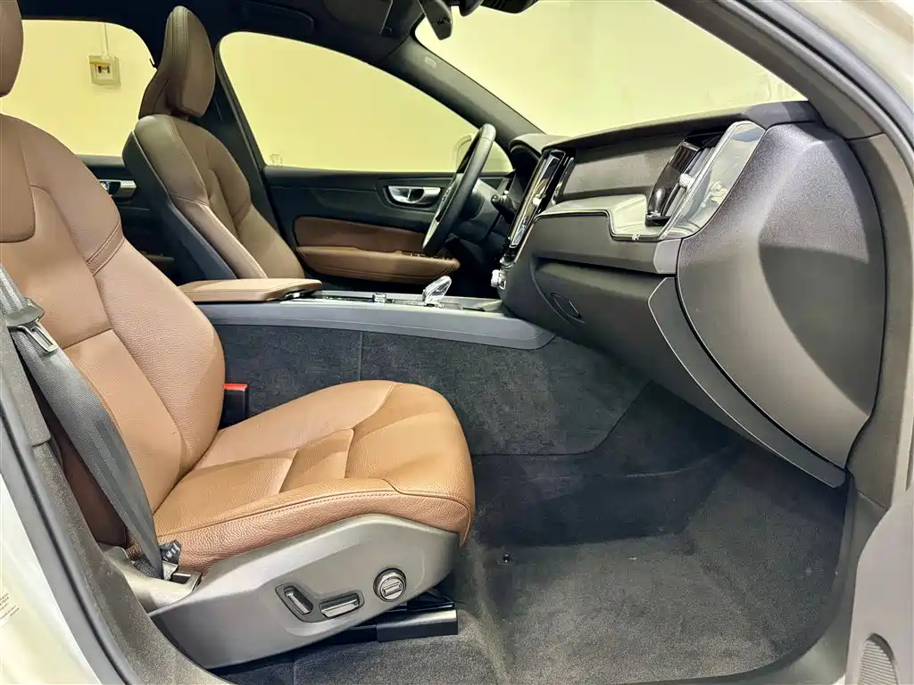 Volvo XC60 2025 B5 AWD Momentum Luxury Edition