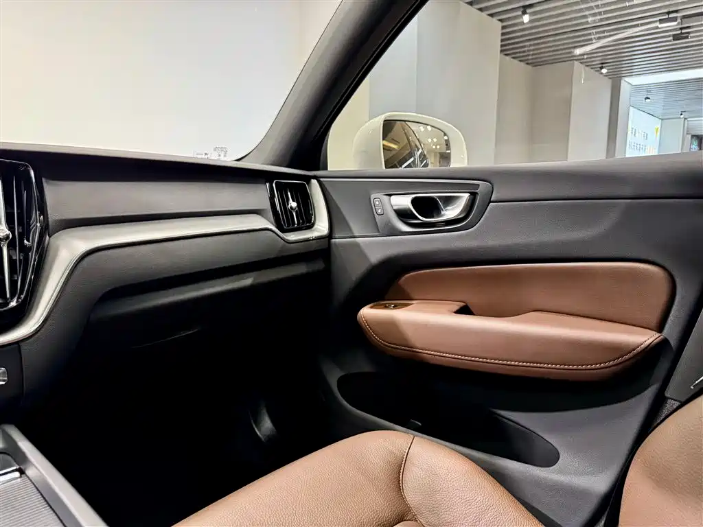 Volvo XC60 2025 B5 AWD Momentum Luxury Edition