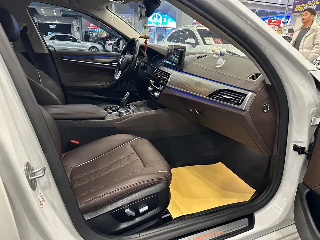 2021 BMW 5 Series 530Li Leading Edition M Sport Package