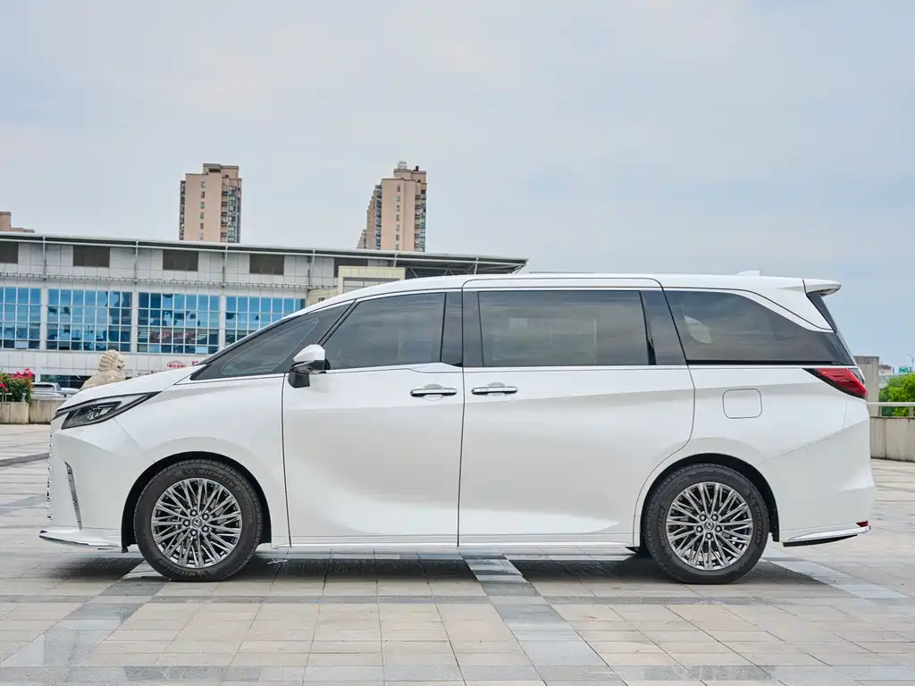 Lexus LM 500h