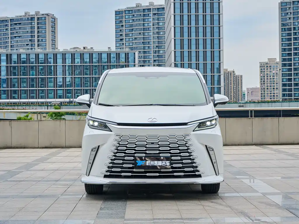 Lexus LM 500h