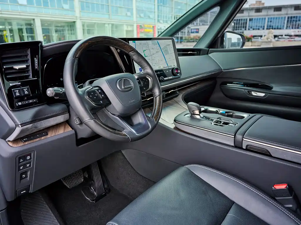 Lexus LM 500h