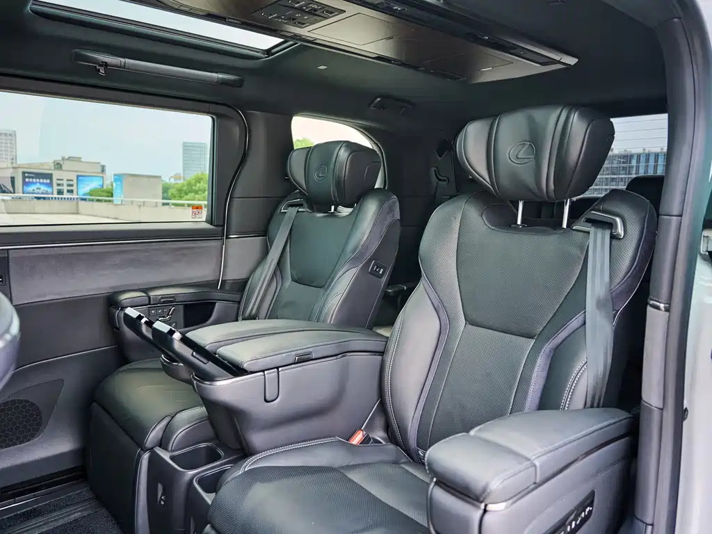 Lexus LM 500h