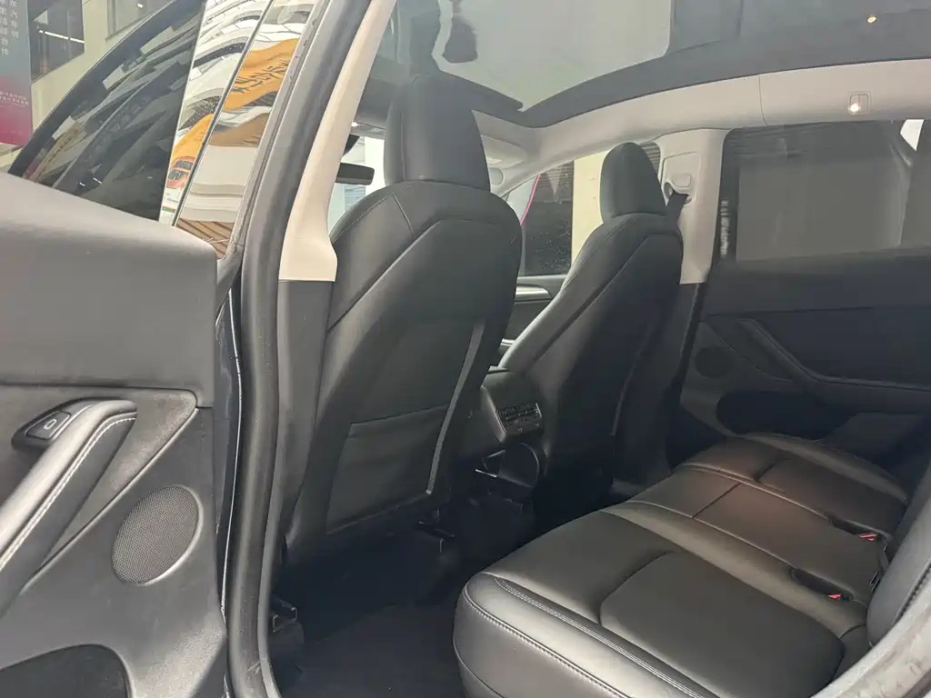 Tesla Model Y 2024 RWD