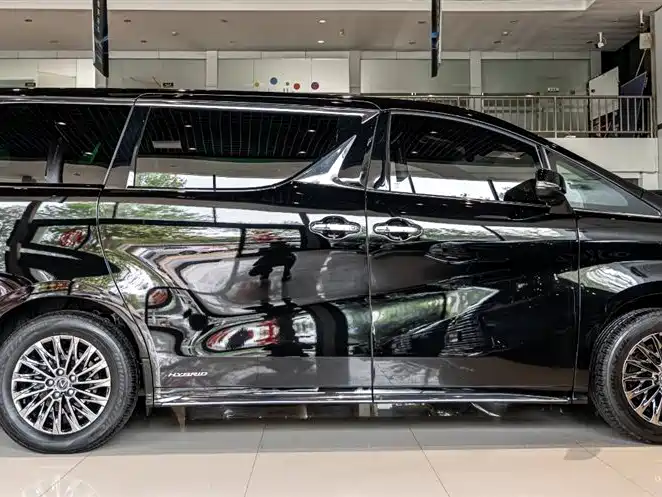 Lexus LM 300h
