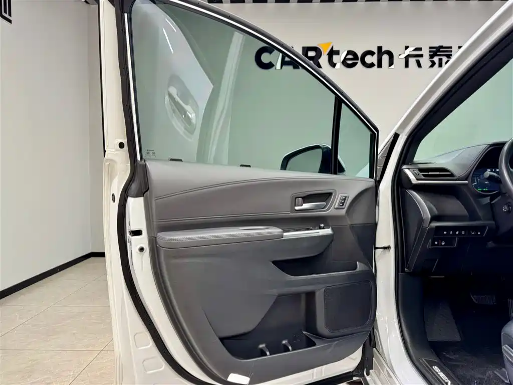 SIENNA 2023 2.5L HEV Platinum Edition