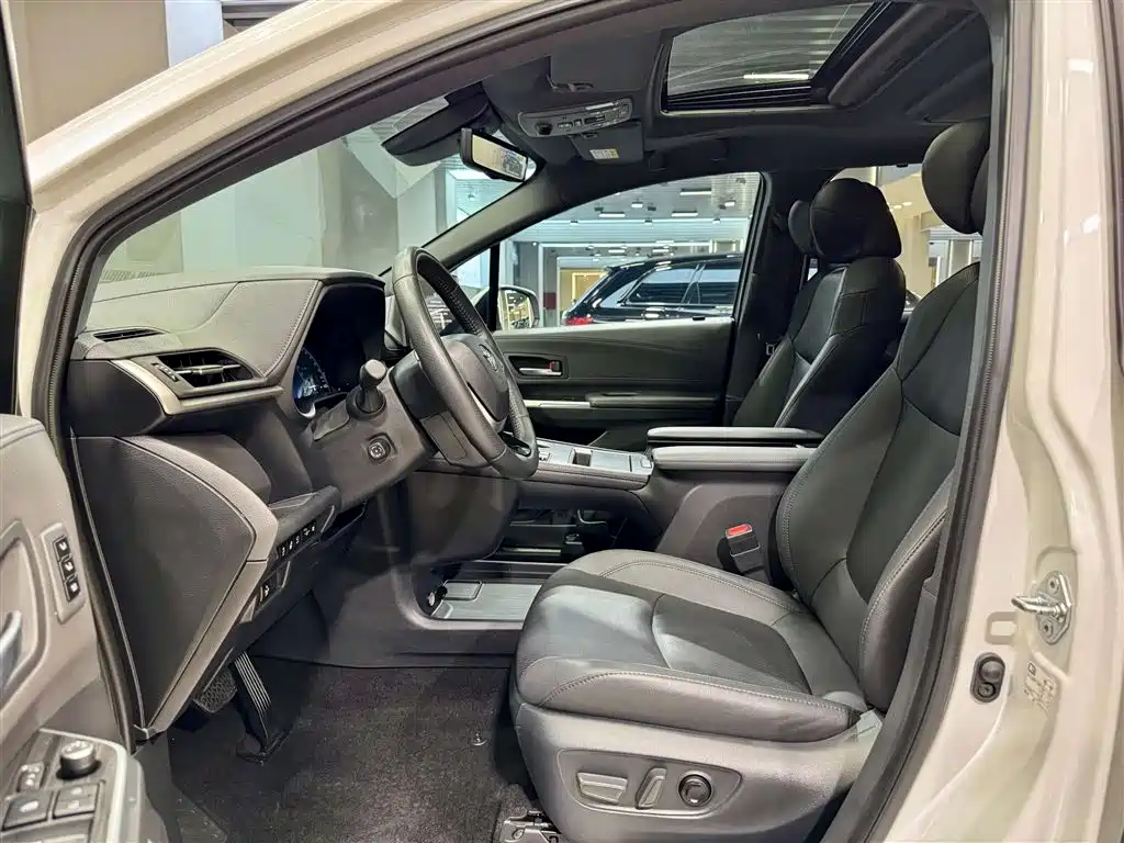 SIENNA 2023 2.5L HEV Platinum Edition