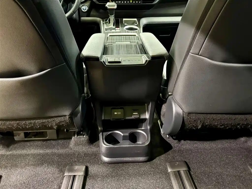 SIENNA 2023 2.5L HEV Platinum Edition