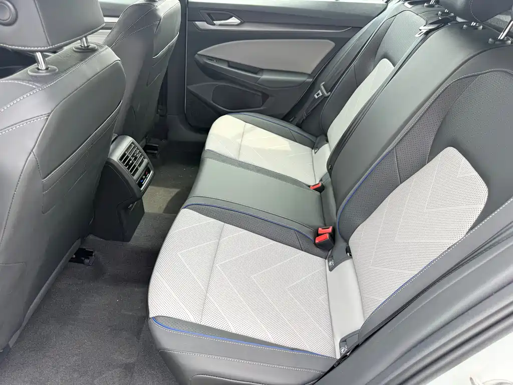 Golf 2025 300TSI R-Line