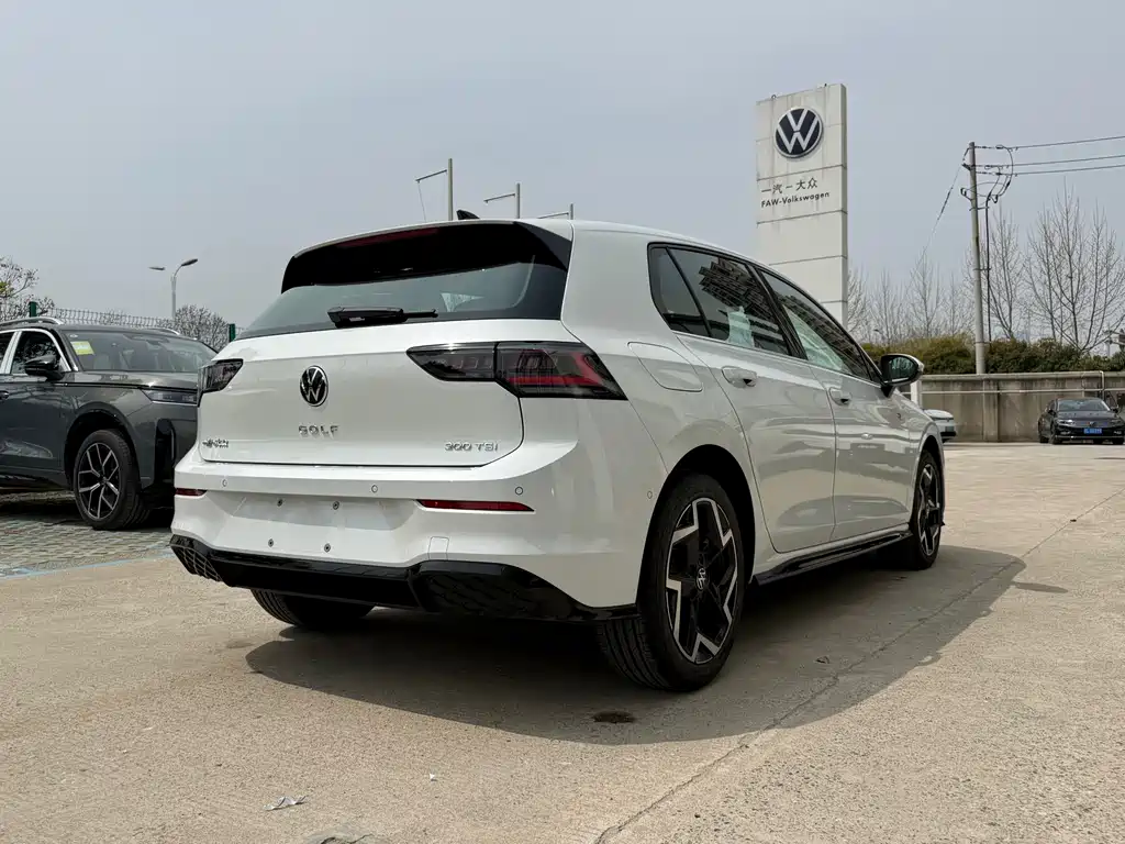 Golf 2025 300TSI R-Line